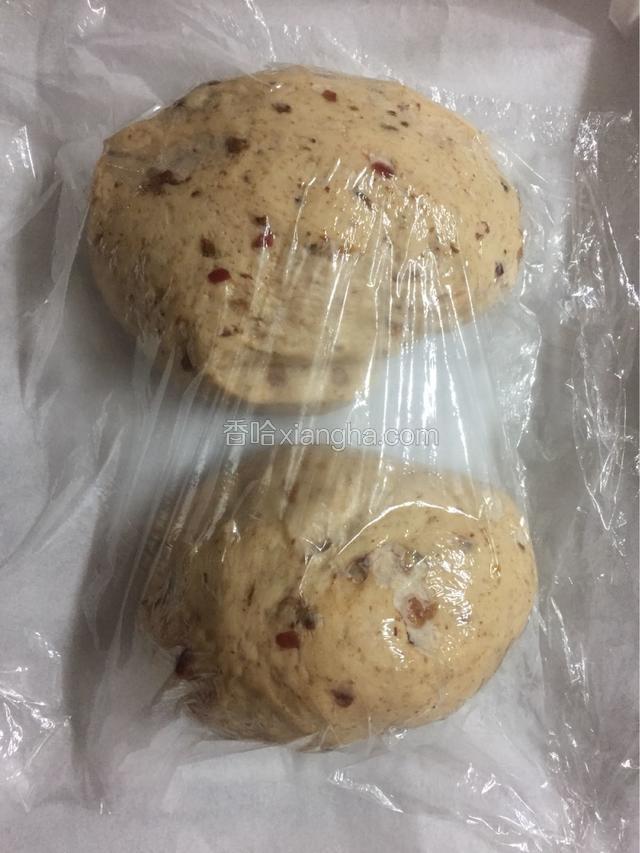 将面团分成两团再次进行发酵。