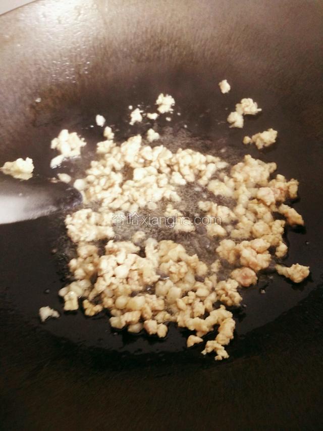 热锅倒油烧至五成热转中火，倒入肉末迅速炒散