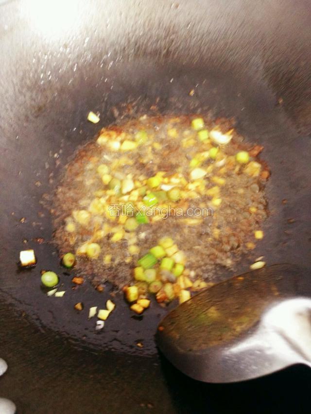 锅里留油，爆香蒜白和姜末，