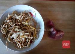 黄花菜炒肉的做法图解1