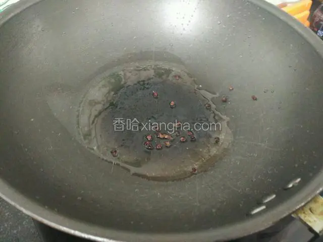 锅中放油，凉油放入花椒粒烧热。