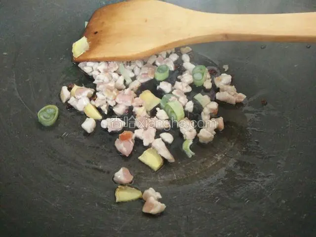 接着放入姜和肉末开始炒，炒到变色的时候放入葱花继续炒。