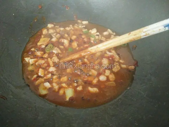酱和肉都拌匀后加入一勺水，大约煮2分钟左右。