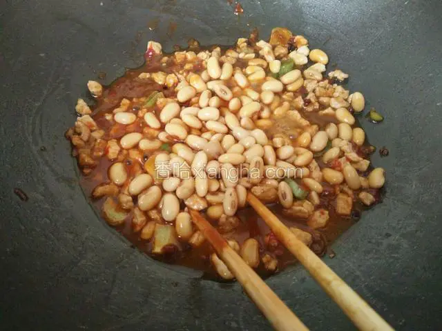就开始把黄豆粒放进去翻炒一分钟左右。既不用加盐，也不加味精等其他调料。