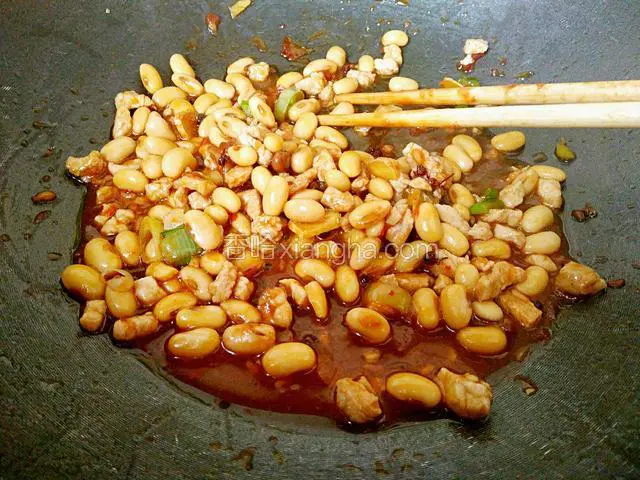 直接翻炒完成后收汁关火即可。