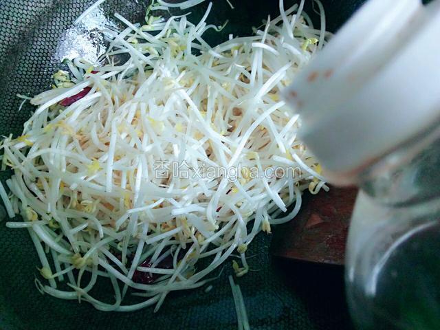 醋，翻炒均匀，迅速翻炒入味断生即可