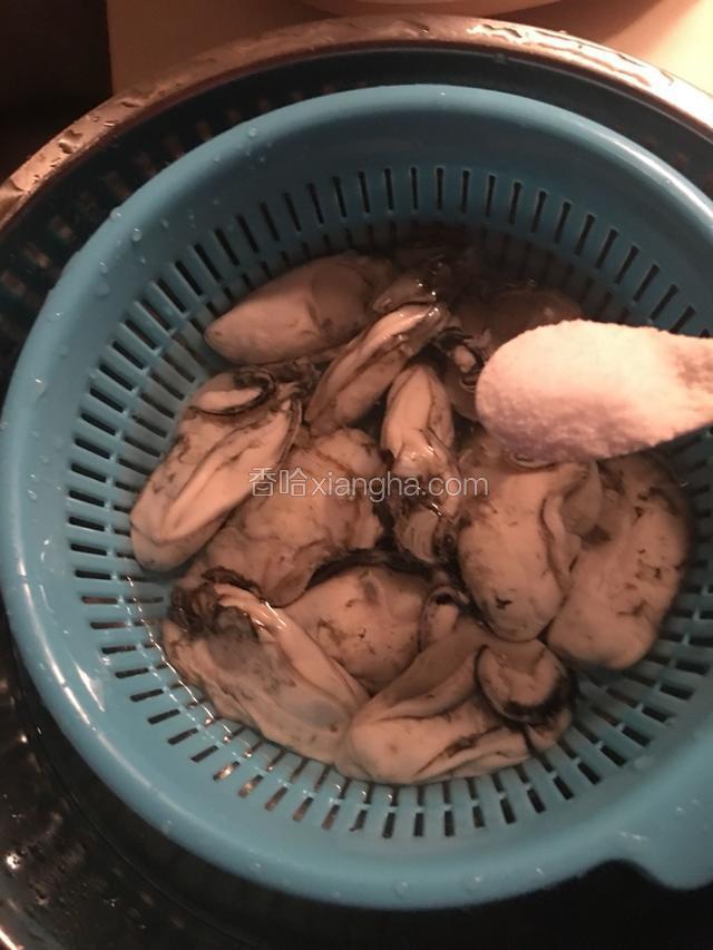 放一勺盐，晃动蓝子，多清洗几次。这种方法是摊贩告诉我的，这样清洗很浪费水。