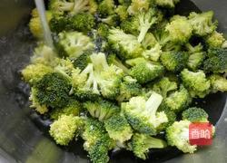 西蓝花炒虾仁的做法图解2