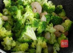 西蓝花炒虾仁的做法图解8