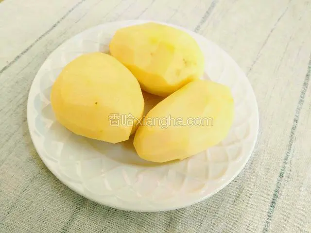 备土豆三个，去皮洗净，