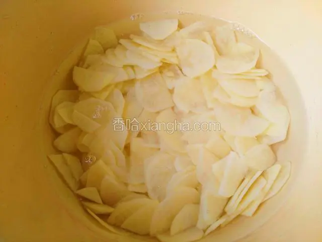 切薄片放清水中清洗两遍，再放清水里浸泡，浸泡过程中换一次水。
