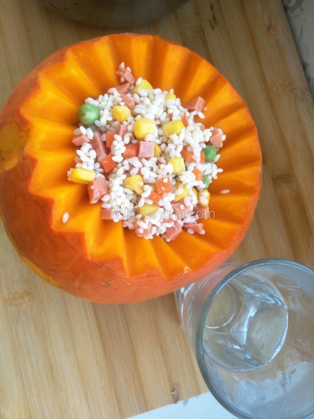 装满之后，往里面倒入半杯温水
