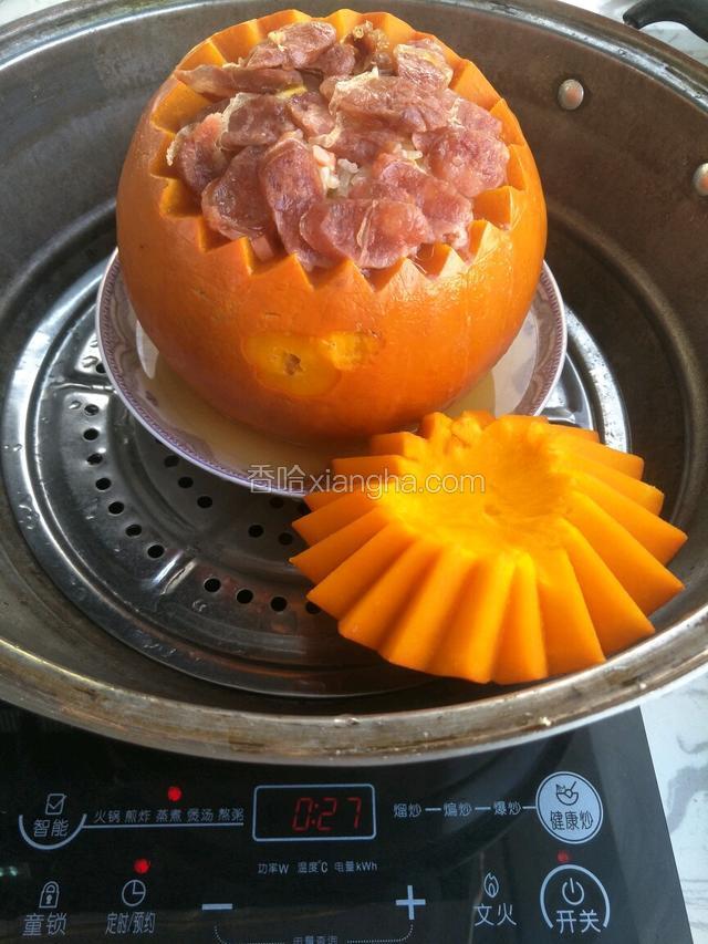 一小时之后把，南瓜盖放在锅里，继续蒸一小时