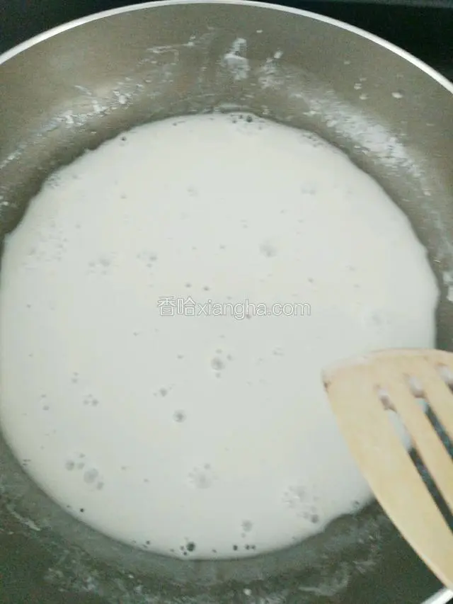 取23克高筋面粉和98水混和均匀，倒入锅中