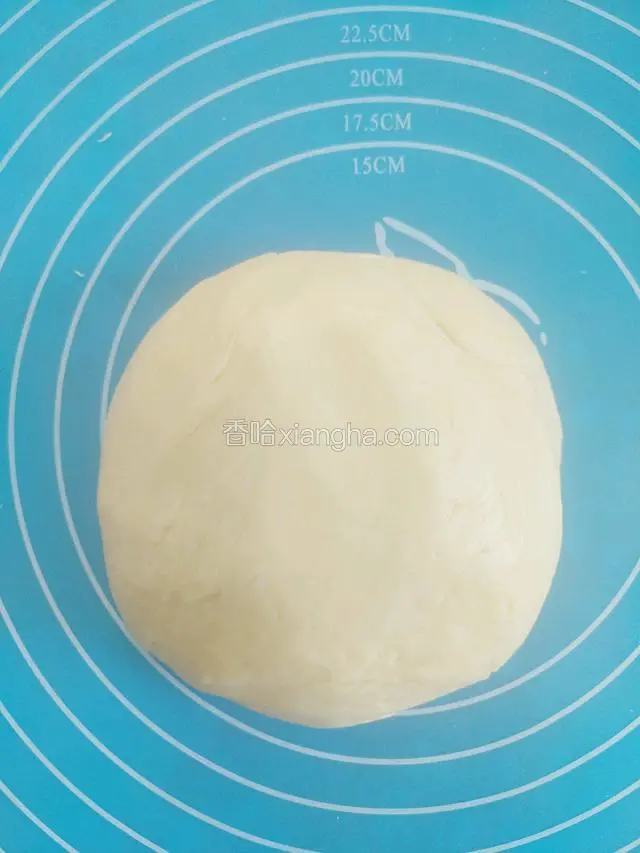 面团发酵好之后取出揉压排气