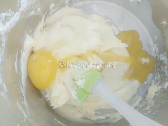 再加入蛋黄拌匀