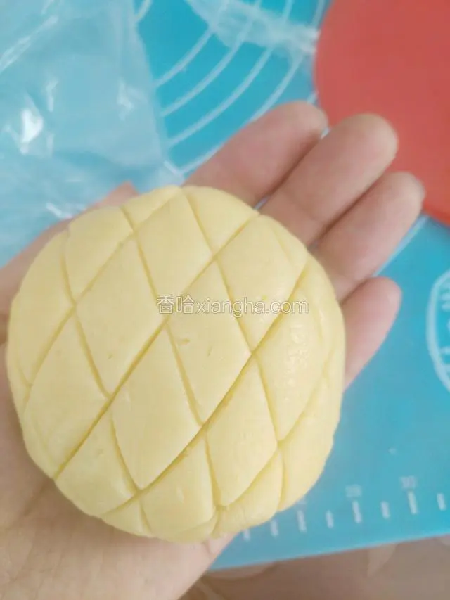 用刮刀划出花纹