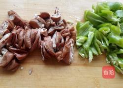 尖椒炒肥肠的做法图解2