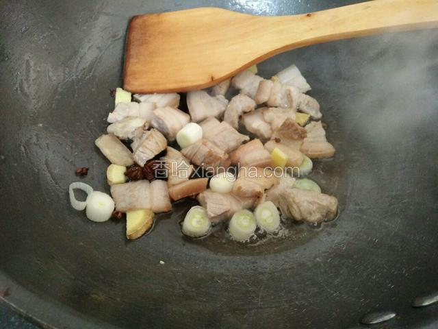 锅中放油花椒粒和八角，再放入姜和五花肉翻炒，放葱花继续炒
