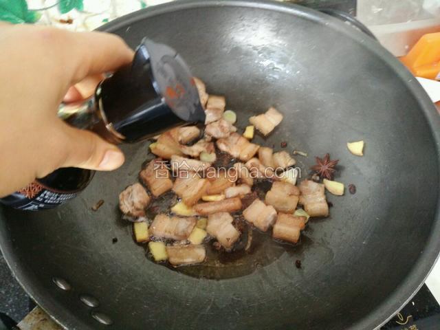 炒到肉有点发干，炒出油脂就开始倒入李锦记酱油。