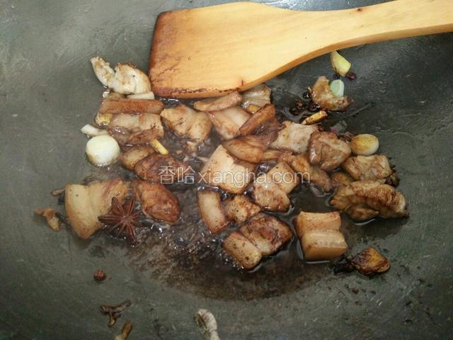 然后继续翻炒五花肉，加一小勺水炒至
