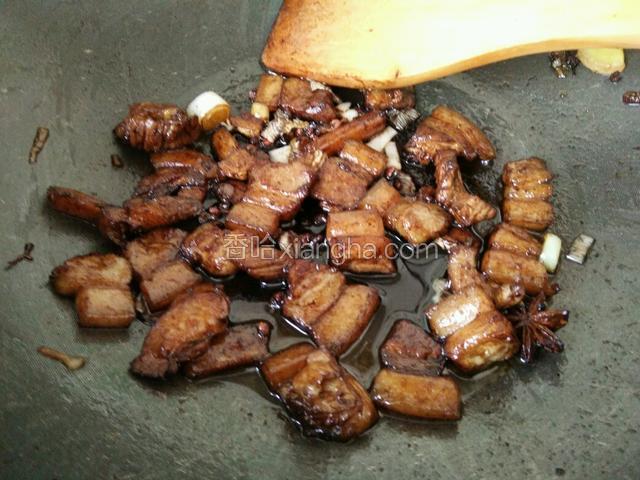 炒到水分收干，这时候的肉可以盛出来，直接吃了，也可以放入青菜来炒个小菜嗷'