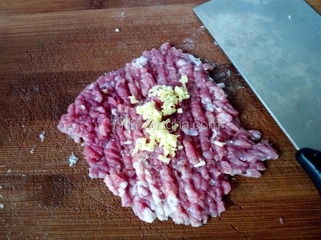瘦肉剁碎加上姜末混合剁成肉糜。