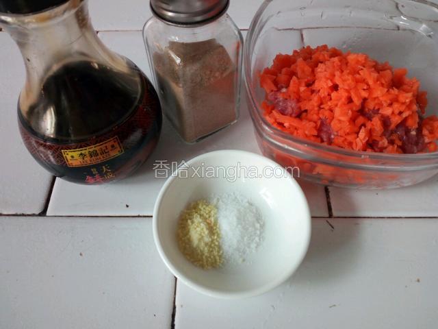 准备好李锦记酱油，胡椒粉，适量盐、鸡精，以及切好的材料。