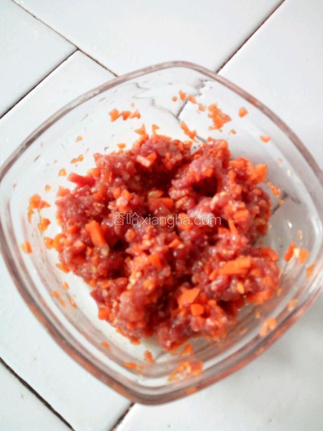 材料混合朝一个方向搅拌均匀上劲，静置20分钟。