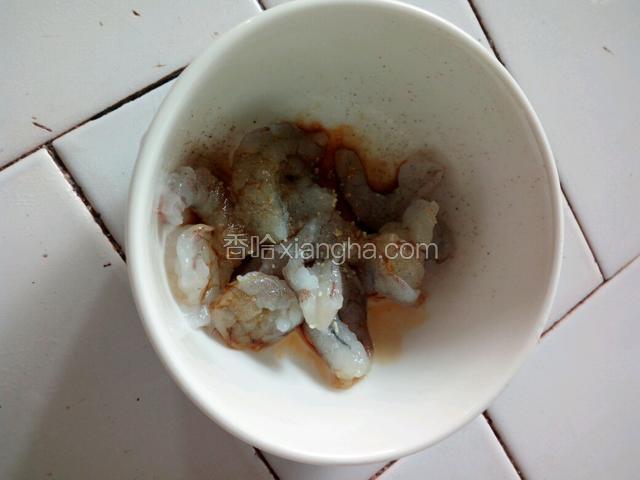 虾去壳开背去虾线，同样加入上图的调料搅拌均匀腌制10分钟。