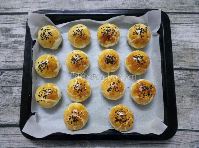 待烤箱发出“叮”的一声，说明蛋黄酥已烤好，可以出炉了。