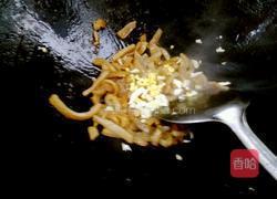 猪肉皮炒辣椒的做法图解5