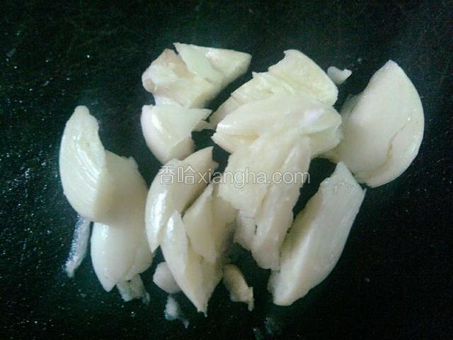 蒜子去皮洗干净，用刀背拍两下。