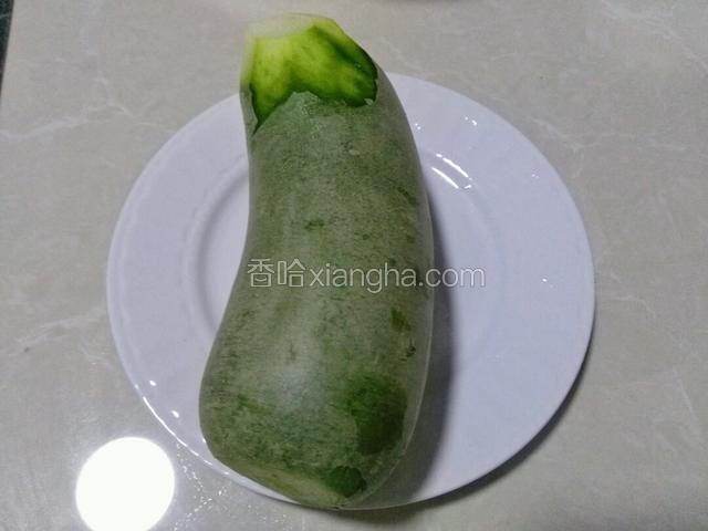 准备青萝卜一个。洗净备用。