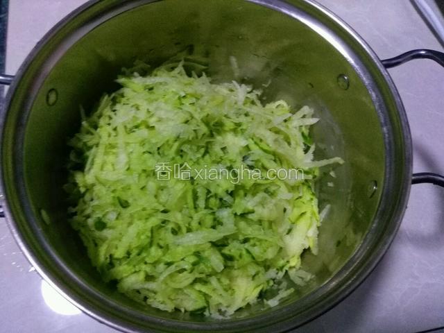 用擦子擦成丝，添加适量清水，大火烧开给青萝卜焯水，一定要焯熟透萝卜丝，
