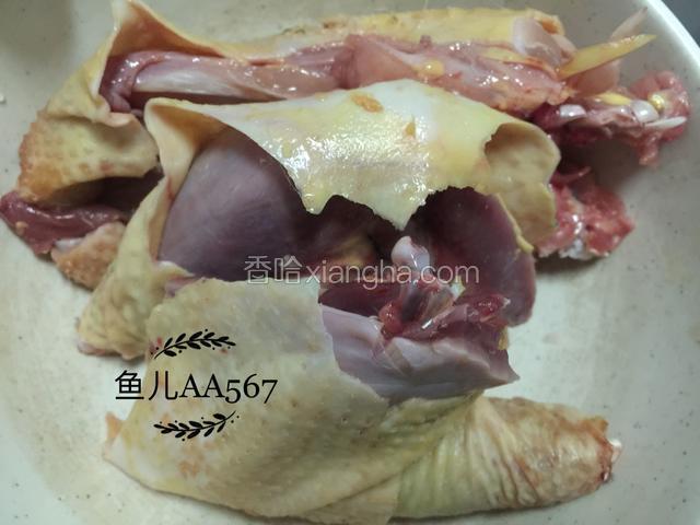 鸡肉洗净。