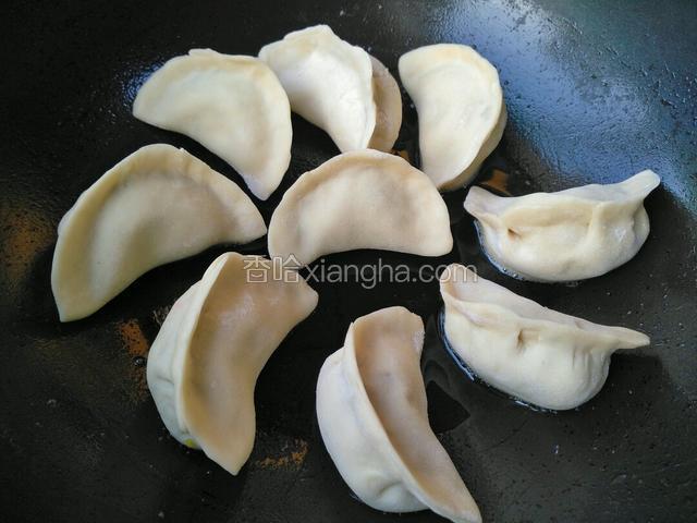 把大饺子摆放锅中，
