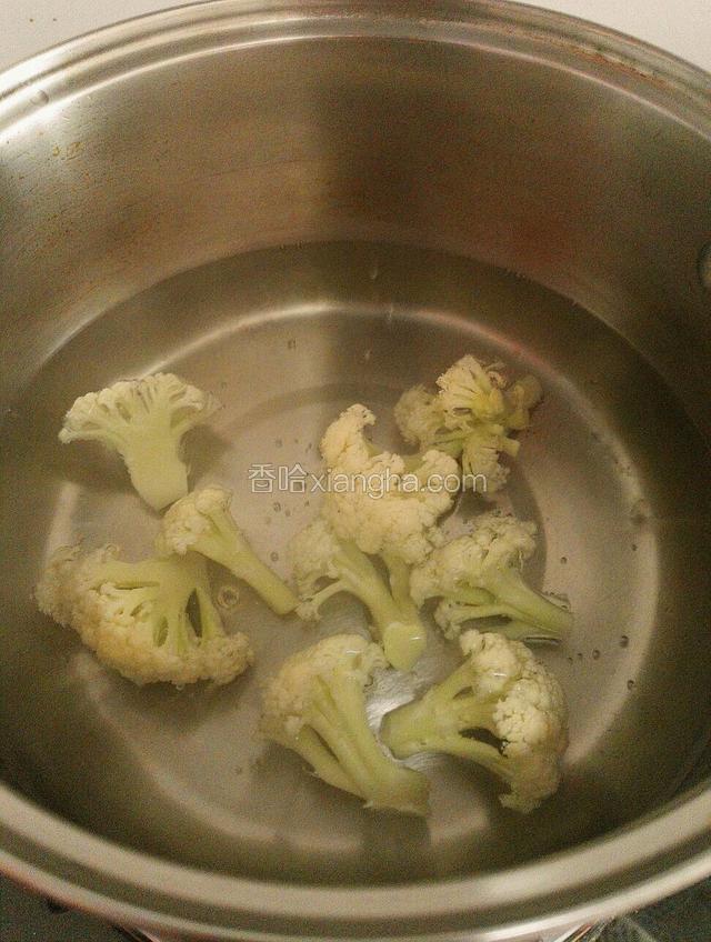 锅里放水烧开，放一滴食用油分别把菜花，芹菜，胡萝卜，木耳，银耳焯水