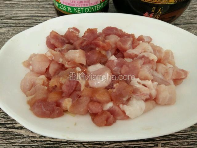 五花肉切成黄豆粒大小的丁，装盘备用