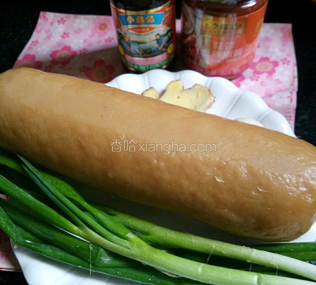 食材准备，米豆腐，葱，姜，蒜，李锦记耗油，蒜蓉辣椒酱