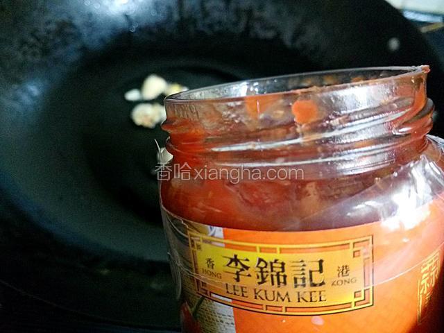 七成热放姜，蒜，花椒炒香，准备李锦记蒜蓉辣椒酱