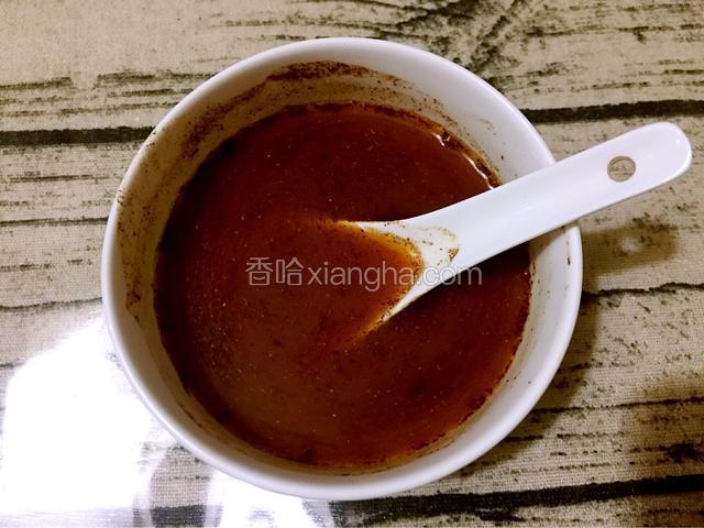 取一个碗：加入李锦记天成一味特级鲜酱油、李锦记卤水汁、盐、白糖、五香粉、玉米淀粉、清水调成酱汁
