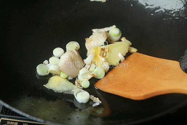 锅内热油，如果有比较肥的羊肉放下去煸出油。再放下葱白和姜片煸香。