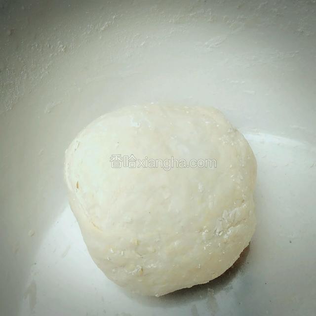 和成一个光滑的面团，盖上保鲜膜，醒二十分钟。