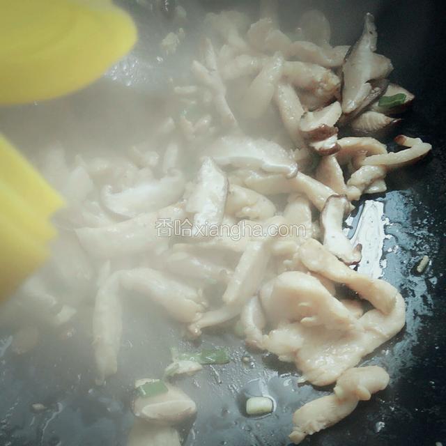 放进香菇片翻炒几下，加少许料油。