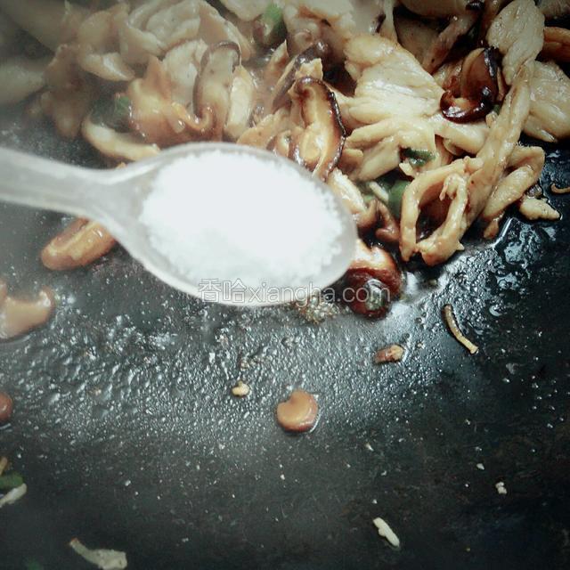 加适量盐翻炒均匀。