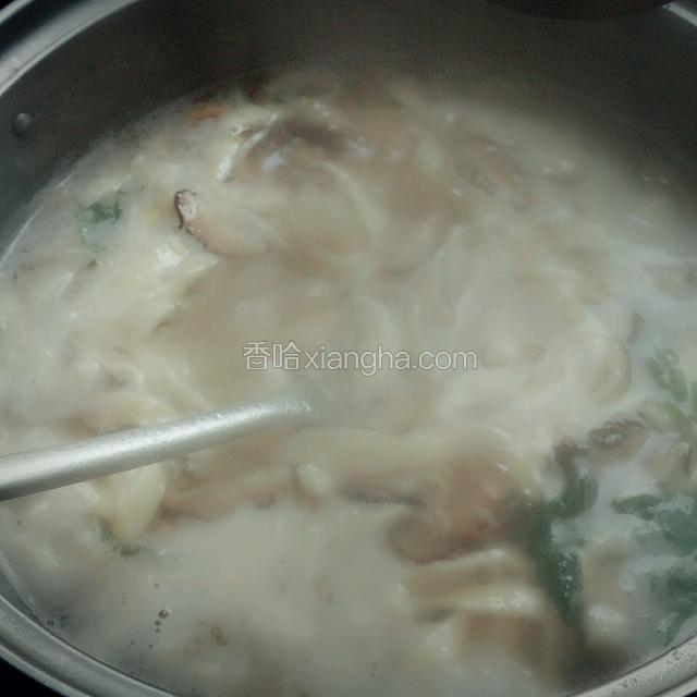 倒进炒至好的香菇肉丝，加点生抽和鸡精，煮开即可。