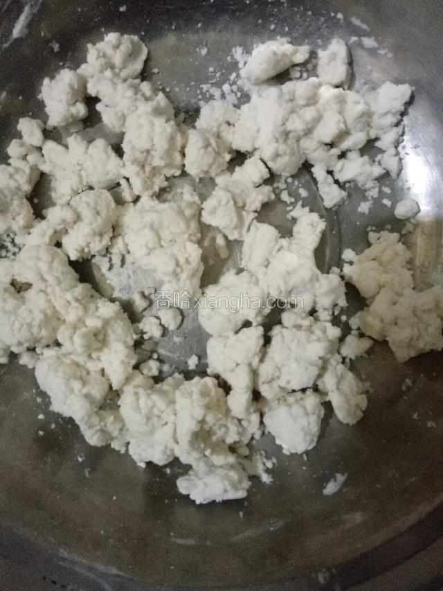 用温水把糯米粉搅成絮状