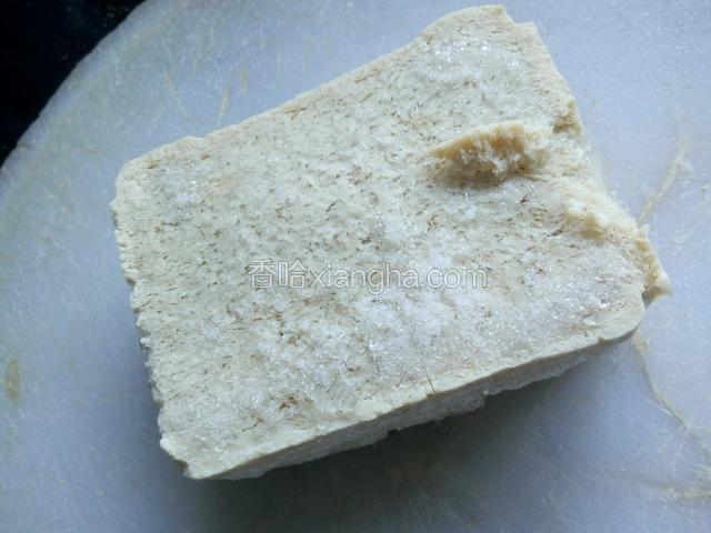 北豆腐冰冻一晚，再融化，可使其方便入味