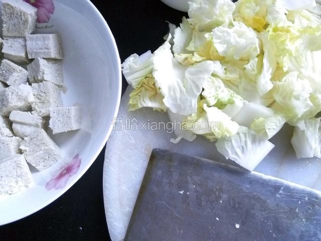 白菜切块，肉切片